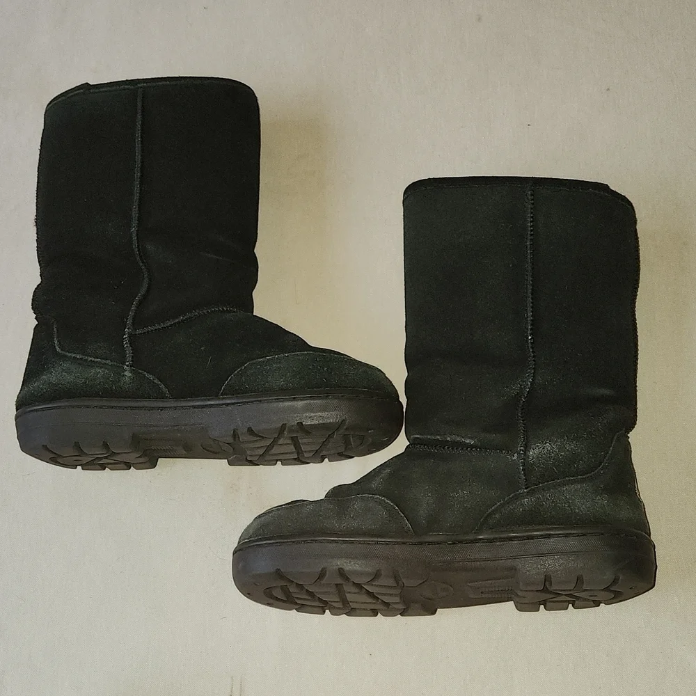 BearPaw Black W7 boots